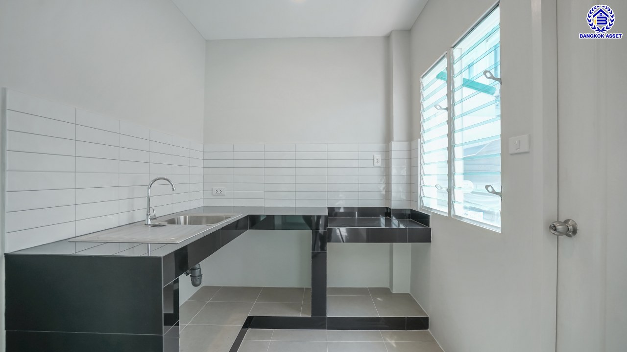 บ้านมือสองตกแต่งใหม่ โครงการ ชวนชื่น พระราม7-สิรินธร เนื้อที่ 36 ตร.ว. พื้นที่ใช้สอย 149.56 ตร.ม. ฟังก์ชัน 3 ห้องนอน 2 ห้องน้ำ 1 ห้องอเนกประสงค์ชั้นล่าง จอดรถได้ 2 คัน รองรับทุกกิจกรรมของทุกคนในครอบครัว บนทำเลเชื่อมต่อหลายเส้นทาง ใกล้จุดขึ้นทางด่วน "ศรีรัช-วงแหวนรอบนอก", รถไฟฟ้าสายสีน้ำเงิน "สถานีบางอ้อ" และรถไฟฟ้าสายสีแดง "สถานีบางบำหรุ"