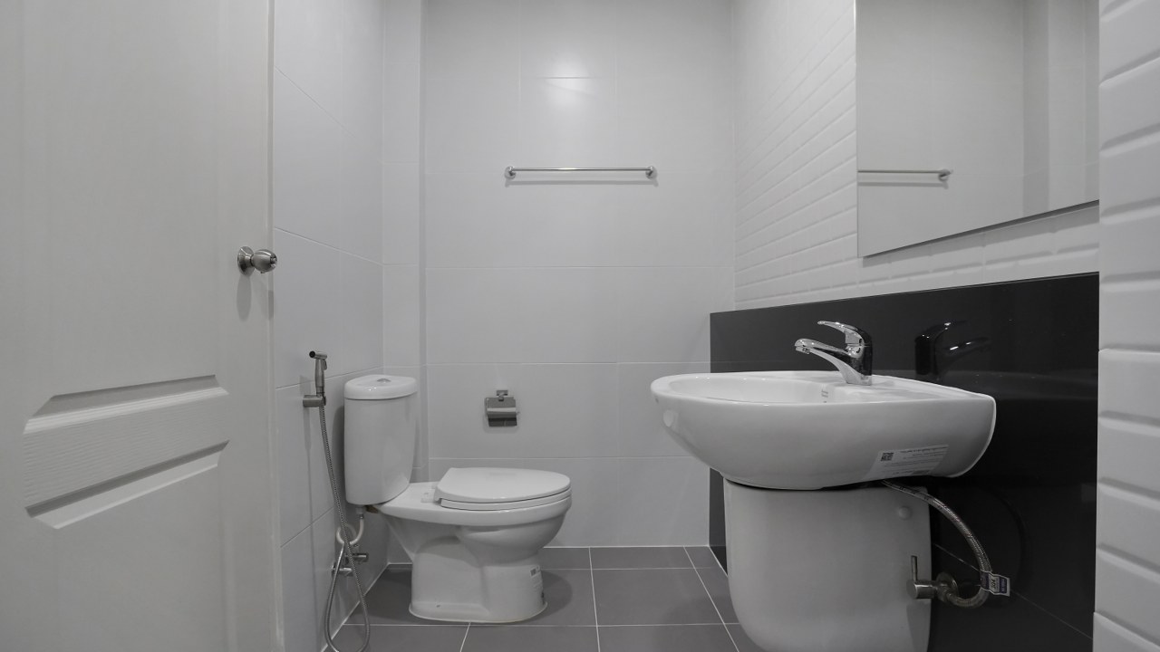 บ้านมือสองตกแต่งใหม่ โครงการ ชวนชื่น พระราม7-สิรินธร เนื้อที่ 36 ตร.ว. พื้นที่ใช้สอย 149.56 ตร.ม. ฟังก์ชัน 3 ห้องนอน 2 ห้องน้ำ 1 ห้องอเนกประสงค์ชั้นล่าง จอดรถได้ 2 คัน รองรับทุกกิจกรรมของทุกคนในครอบครัว บนทำเลเชื่อมต่อหลายเส้นทาง ใกล้จุดขึ้นทางด่วน "ศรีรัช-วงแหวนรอบนอก", รถไฟฟ้าสายสีน้ำเงิน "สถานีบางอ้อ" และรถไฟฟ้าสายสีแดง "สถานีบางบำหรุ"