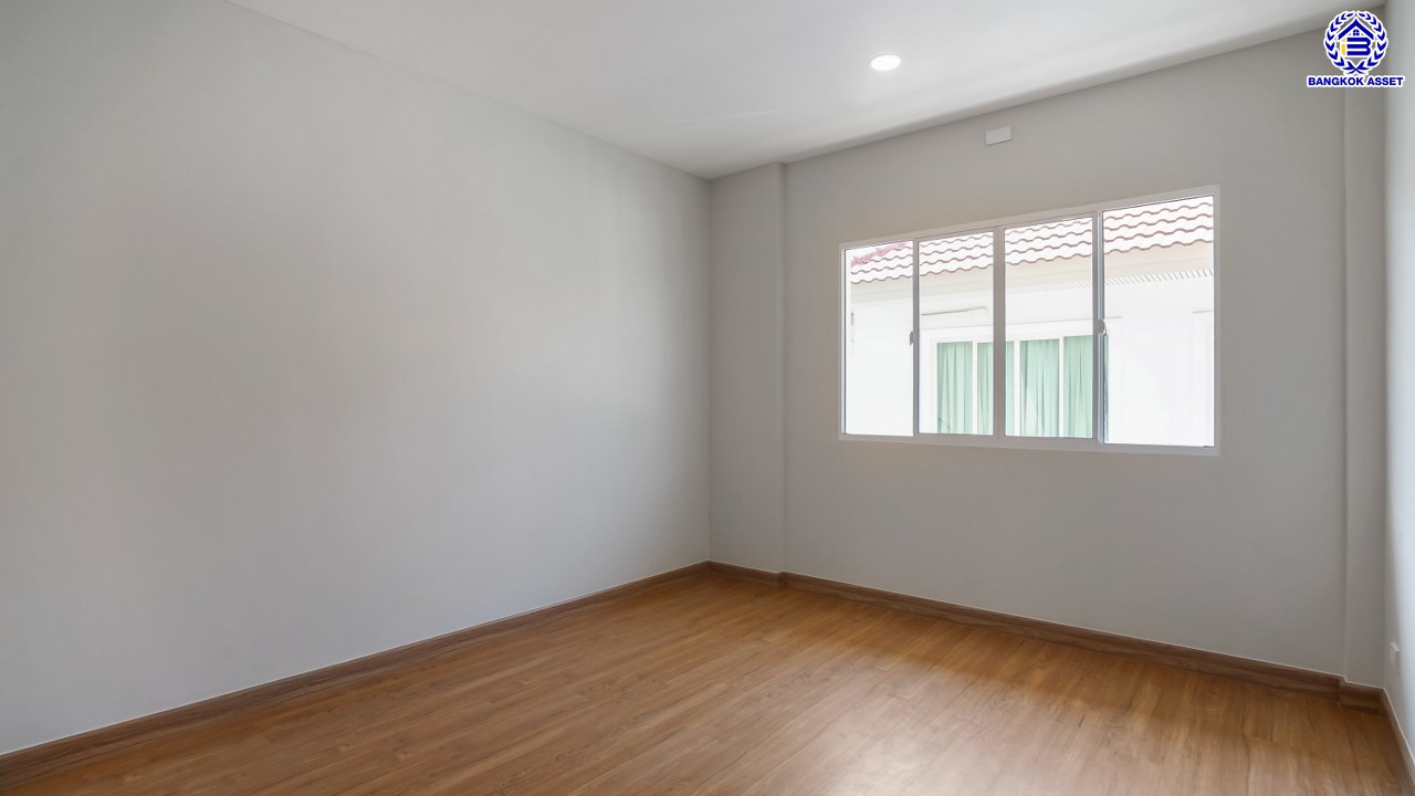 บ้านมือสองตกแต่งใหม่ โครงการ ชวนชื่น พระราม7-สิรินธร เนื้อที่ 36 ตร.ว. พื้นที่ใช้สอย 149.56 ตร.ม. ฟังก์ชัน 3 ห้องนอน 2 ห้องน้ำ 1 ห้องอเนกประสงค์ชั้นล่าง จอดรถได้ 2 คัน รองรับทุกกิจกรรมของทุกคนในครอบครัว บนทำเลเชื่อมต่อหลายเส้นทาง ใกล้จุดขึ้นทางด่วน "ศรีรัช-วงแหวนรอบนอก", รถไฟฟ้าสายสีน้ำเงิน "สถานีบางอ้อ" และรถไฟฟ้าสายสีแดง "สถานีบางบำหรุ"