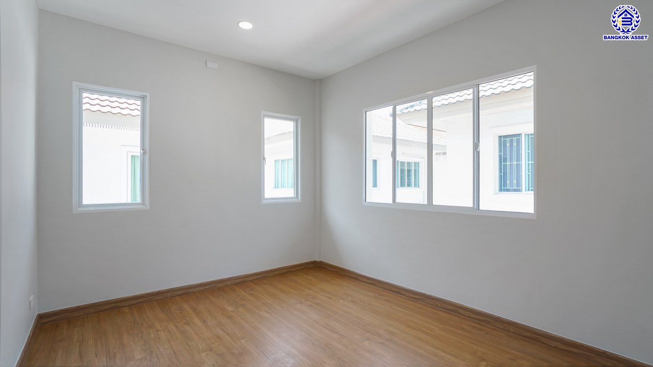 บ้านมือสองตกแต่งใหม่ โครงการ ชวนชื่น พระราม7-สิรินธร เนื้อที่ 36 ตร.ว. พื้นที่ใช้สอย 149.56 ตร.ม. ฟังก์ชัน 3 ห้องนอน 2 ห้องน้ำ 1 ห้องอเนกประสงค์ชั้นล่าง จอดรถได้ 2 คัน รองรับทุกกิจกรรมของทุกคนในครอบครัว บนทำเลเชื่อมต่อหลายเส้นทาง ใกล้จุดขึ้นทางด่วน "ศรีรัช-วงแหวนรอบนอก", รถไฟฟ้าสายสีน้ำเงิน "สถานีบางอ้อ" และรถไฟฟ้าสายสีแดง "สถานีบางบำหรุ"