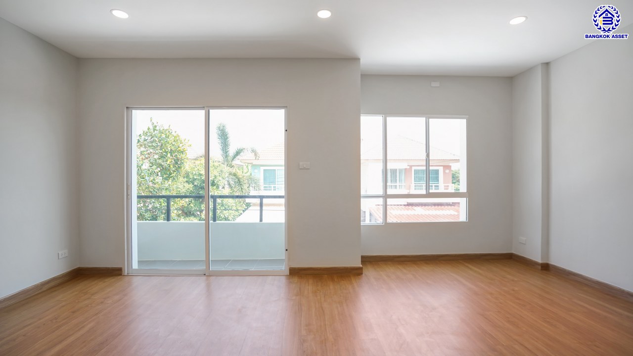 บ้านมือสองตกแต่งใหม่ โครงการ ชวนชื่น พระราม7-สิรินธร เนื้อที่ 36 ตร.ว. พื้นที่ใช้สอย 149.56 ตร.ม. ฟังก์ชัน 3 ห้องนอน 2 ห้องน้ำ 1 ห้องอเนกประสงค์ชั้นล่าง จอดรถได้ 2 คัน รองรับทุกกิจกรรมของทุกคนในครอบครัว บนทำเลเชื่อมต่อหลายเส้นทาง ใกล้จุดขึ้นทางด่วน "ศรีรัช-วงแหวนรอบนอก", รถไฟฟ้าสายสีน้ำเงิน "สถานีบางอ้อ" และรถไฟฟ้าสายสีแดง "สถานีบางบำหรุ"