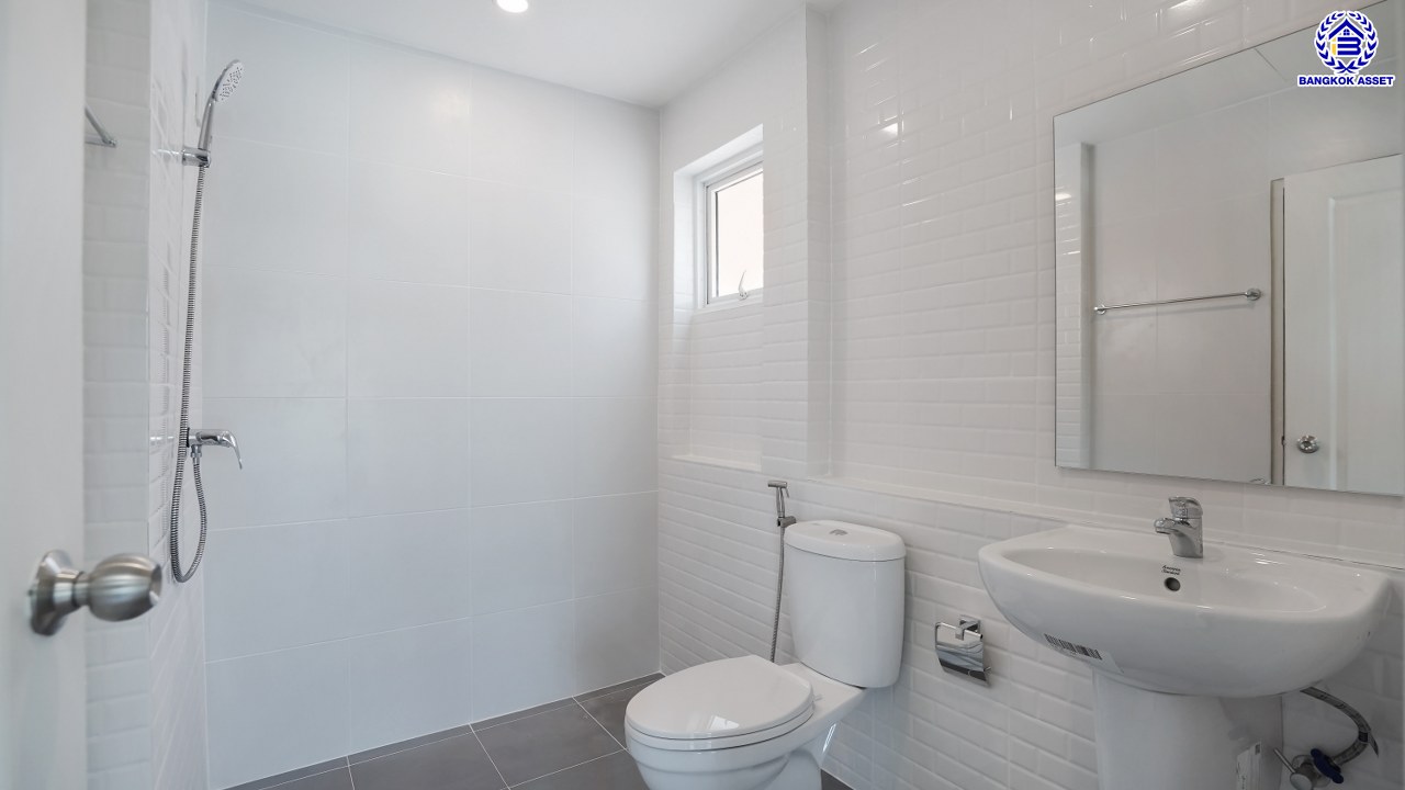 บ้านมือสองตกแต่งใหม่ โครงการ ชวนชื่น พระราม7-สิรินธร เนื้อที่ 36 ตร.ว. พื้นที่ใช้สอย 149.56 ตร.ม. ฟังก์ชัน 3 ห้องนอน 2 ห้องน้ำ 1 ห้องอเนกประสงค์ชั้นล่าง จอดรถได้ 2 คัน รองรับทุกกิจกรรมของทุกคนในครอบครัว บนทำเลเชื่อมต่อหลายเส้นทาง ใกล้จุดขึ้นทางด่วน "ศรีรัช-วงแหวนรอบนอก", รถไฟฟ้าสายสีน้ำเงิน "สถานีบางอ้อ" และรถไฟฟ้าสายสีแดง "สถานีบางบำหรุ"