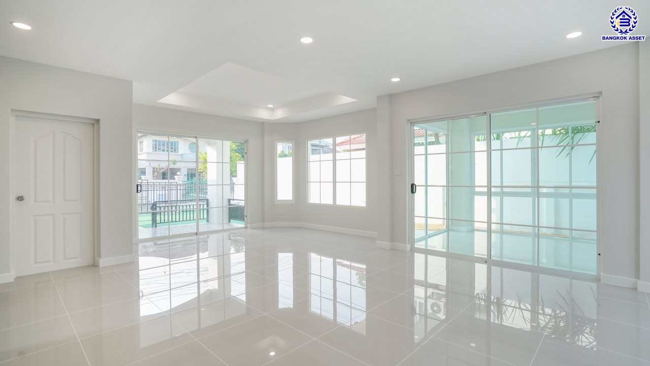 บ้านมือสองตกแต่งใหม่ โครงการ ชัยพฤกษ์ บางบัวทอง เนื้อที่ 85.6 ตร.ว. พื้นที่ใช้สอย 249.47 ตร.ม. ฟังก์ชัน 4 ห้องนอน 4 ห้องน้ำ 1 ห้องอเนกประสงค์ จอดรถได้ 2 คัน พร้อม Facilities โครงการครบครัน ทำเลติดถนนบางกรวย-ไทรน้อย เชื่อมต่อถนนกาญจนาภิเษก ใกล้เซ็นทรัลเวสต์เกต และรถไฟฟ้าสายสีม่วง "สถานีบางพลู"