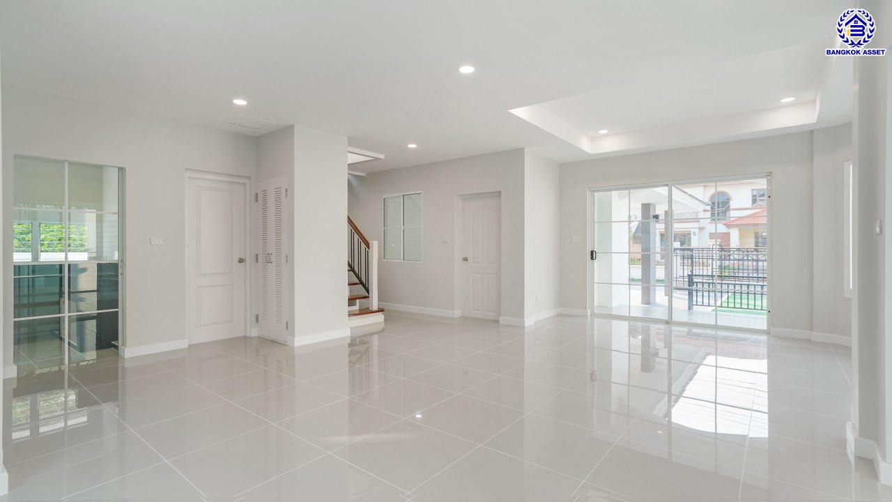 บ้านมือสองตกแต่งใหม่ โครงการ ชัยพฤกษ์ บางบัวทอง เนื้อที่ 85.6 ตร.ว. พื้นที่ใช้สอย 249.47 ตร.ม. ฟังก์ชัน 4 ห้องนอน 4 ห้องน้ำ 1 ห้องอเนกประสงค์ จอดรถได้ 2 คัน พร้อม Facilities โครงการครบครัน ทำเลติดถนนบางกรวย-ไทรน้อย เชื่อมต่อถนนกาญจนาภิเษก ใกล้เซ็นทรัลเวสต์เกต และรถไฟฟ้าสายสีม่วง "สถานีบางพลู"