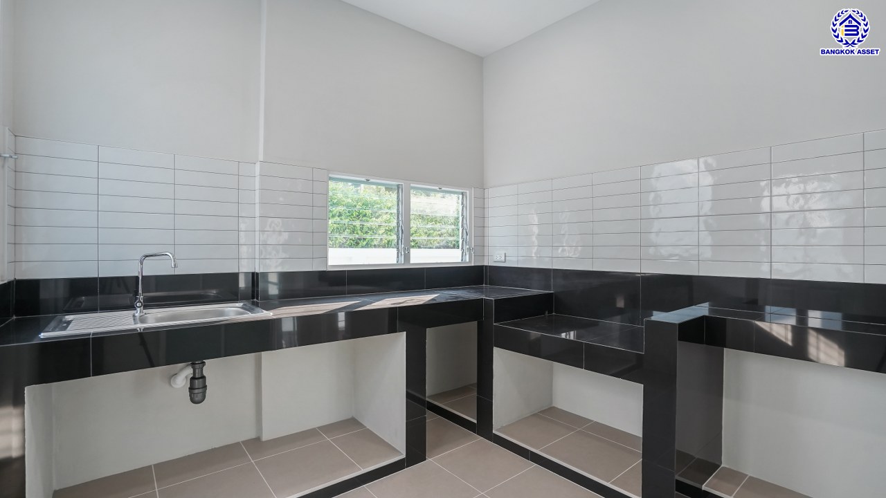 บ้านมือสองตกแต่งใหม่ โครงการ ชัยพฤกษ์ บางบัวทอง เนื้อที่ 85.6 ตร.ว. พื้นที่ใช้สอย 249.47 ตร.ม. ฟังก์ชัน 4 ห้องนอน 4 ห้องน้ำ 1 ห้องอเนกประสงค์ จอดรถได้ 2 คัน พร้อม Facilities โครงการครบครัน ทำเลติดถนนบางกรวย-ไทรน้อย เชื่อมต่อถนนกาญจนาภิเษก ใกล้เซ็นทรัลเวสต์เกต และรถไฟฟ้าสายสีม่วง "สถานีบางพลู"