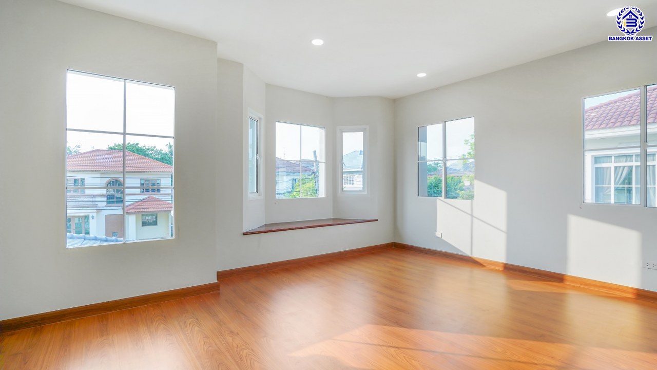 บ้านมือสองตกแต่งใหม่ โครงการ ชัยพฤกษ์ บางบัวทอง เนื้อที่ 85.6 ตร.ว. พื้นที่ใช้สอย 249.47 ตร.ม. ฟังก์ชัน 4 ห้องนอน 4 ห้องน้ำ 1 ห้องอเนกประสงค์ จอดรถได้ 2 คัน พร้อม Facilities โครงการครบครัน ทำเลติดถนนบางกรวย-ไทรน้อย เชื่อมต่อถนนกาญจนาภิเษก ใกล้เซ็นทรัลเวสต์เกต และรถไฟฟ้าสายสีม่วง "สถานีบางพลู"