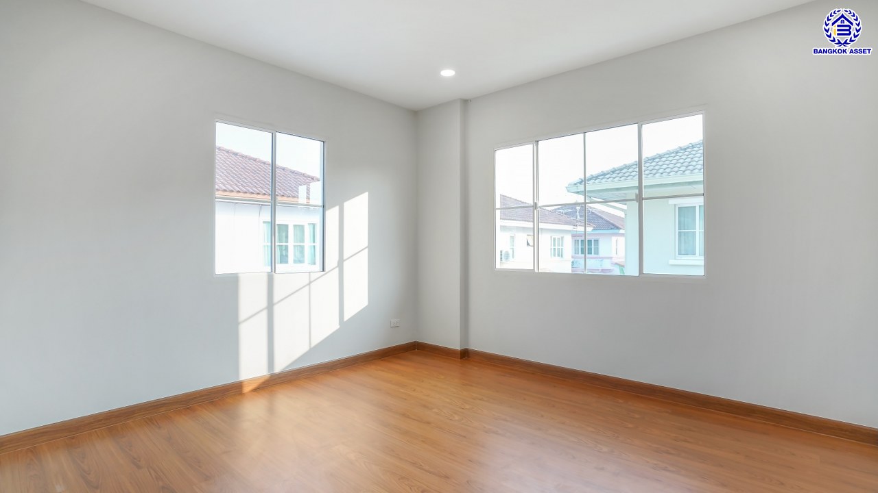 บ้านมือสองตกแต่งใหม่ โครงการ ชัยพฤกษ์ บางบัวทอง เนื้อที่ 85.6 ตร.ว. พื้นที่ใช้สอย 249.47 ตร.ม. ฟังก์ชัน 4 ห้องนอน 4 ห้องน้ำ 1 ห้องอเนกประสงค์ จอดรถได้ 2 คัน พร้อม Facilities โครงการครบครัน ทำเลติดถนนบางกรวย-ไทรน้อย เชื่อมต่อถนนกาญจนาภิเษก ใกล้เซ็นทรัลเวสต์เกต และรถไฟฟ้าสายสีม่วง "สถานีบางพลู"