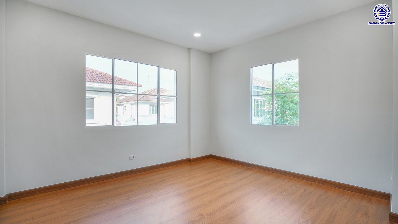 บ้านมือสองตกแต่งใหม่ โครงการ ชัยพฤกษ์ บางบัวทอง เนื้อที่ 85.6 ตร.ว. พื้นที่ใช้สอย 249.47 ตร.ม. ฟังก์ชัน 4 ห้องนอน 4 ห้องน้ำ 1 ห้องอเนกประสงค์ จอดรถได้ 2 คัน พร้อม Facilities โครงการครบครัน ทำเลติดถนนบางกรวย-ไทรน้อย เชื่อมต่อถนนกาญจนาภิเษก ใกล้เซ็นทรัลเวสต์เกต และรถไฟฟ้าสายสีม่วง "สถานีบางพลู"