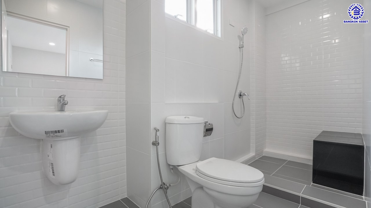 บ้านมือสองตกแต่งใหม่ โครงการ ชัยพฤกษ์ บางบัวทอง เนื้อที่ 85.6 ตร.ว. พื้นที่ใช้สอย 249.47 ตร.ม. ฟังก์ชัน 4 ห้องนอน 4 ห้องน้ำ 1 ห้องอเนกประสงค์ จอดรถได้ 2 คัน พร้อม Facilities โครงการครบครัน ทำเลติดถนนบางกรวย-ไทรน้อย เชื่อมต่อถนนกาญจนาภิเษก ใกล้เซ็นทรัลเวสต์เกต และรถไฟฟ้าสายสีม่วง "สถานีบางพลู"