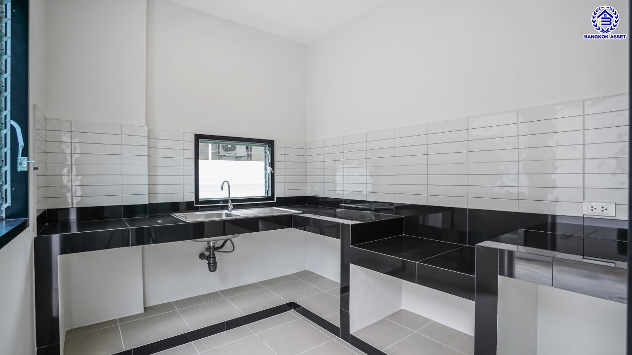 บ้านมือสองตกแต่งใหม่ โครงการ ชัยพฤกษ์ บางบัวทอง เนื้อที่ 84.2 ตร.ว. พื้นที่ใช้สอย 213.93 ตร.ม. ฟังก์ชัน 3 ห้องนอน 3 ห้องน้ำ จอดรถได้ 2 คัน พร้อม Facilities โครงการครบครัน ทำเลติดถนนบางกรวย-ไทรน้อย เชื่อมต่อถนนกาญจนาภิเษก ใกล้เซ็นทรัลเวสต์เกต และรถไฟฟ้าสายสีม่วง "สถานีบางพลู"