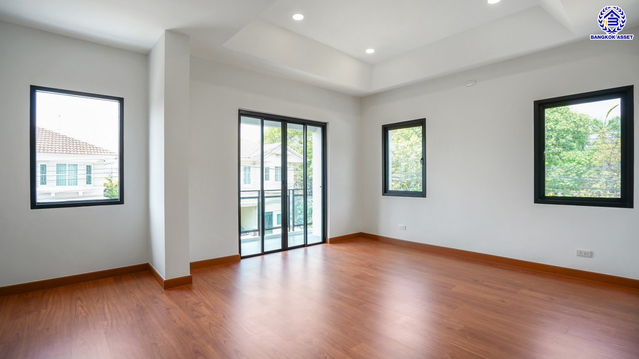 บ้านมือสองตกแต่งใหม่ โครงการ ชัยพฤกษ์ บางบัวทอง เนื้อที่ 84.2 ตร.ว. พื้นที่ใช้สอย 213.93 ตร.ม. ฟังก์ชัน 3 ห้องนอน 3 ห้องน้ำ จอดรถได้ 2 คัน พร้อม Facilities โครงการครบครัน ทำเลติดถนนบางกรวย-ไทรน้อย เชื่อมต่อถนนกาญจนาภิเษก ใกล้เซ็นทรัลเวสต์เกต และรถไฟฟ้าสายสีม่วง "สถานีบางพลู"