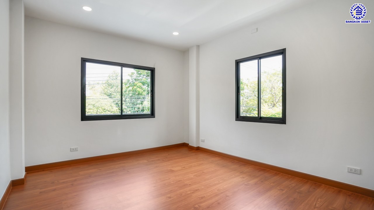 บ้านมือสองตกแต่งใหม่ โครงการ ชัยพฤกษ์ บางบัวทอง เนื้อที่ 84.2 ตร.ว. พื้นที่ใช้สอย 213.93 ตร.ม. ฟังก์ชัน 3 ห้องนอน 3 ห้องน้ำ จอดรถได้ 2 คัน พร้อม Facilities โครงการครบครัน ทำเลติดถนนบางกรวย-ไทรน้อย เชื่อมต่อถนนกาญจนาภิเษก ใกล้เซ็นทรัลเวสต์เกต และรถไฟฟ้าสายสีม่วง "สถานีบางพลู"