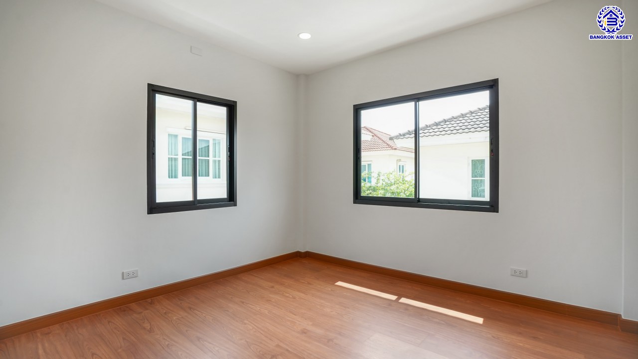 บ้านมือสองตกแต่งใหม่ โครงการ ชัยพฤกษ์ บางบัวทอง เนื้อที่ 84.2 ตร.ว. พื้นที่ใช้สอย 213.93 ตร.ม. ฟังก์ชัน 3 ห้องนอน 3 ห้องน้ำ จอดรถได้ 2 คัน พร้อม Facilities โครงการครบครัน ทำเลติดถนนบางกรวย-ไทรน้อย เชื่อมต่อถนนกาญจนาภิเษก ใกล้เซ็นทรัลเวสต์เกต และรถไฟฟ้าสายสีม่วง "สถานีบางพลู"