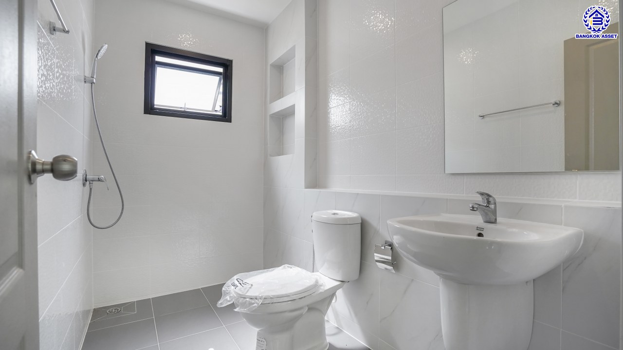 บ้านมือสองตกแต่งใหม่ โครงการ ชัยพฤกษ์ บางบัวทอง เนื้อที่ 84.2 ตร.ว. พื้นที่ใช้สอย 213.93 ตร.ม. ฟังก์ชัน 3 ห้องนอน 3 ห้องน้ำ จอดรถได้ 2 คัน พร้อม Facilities โครงการครบครัน ทำเลติดถนนบางกรวย-ไทรน้อย เชื่อมต่อถนนกาญจนาภิเษก ใกล้เซ็นทรัลเวสต์เกต และรถไฟฟ้าสายสีม่วง "สถานีบางพลู"