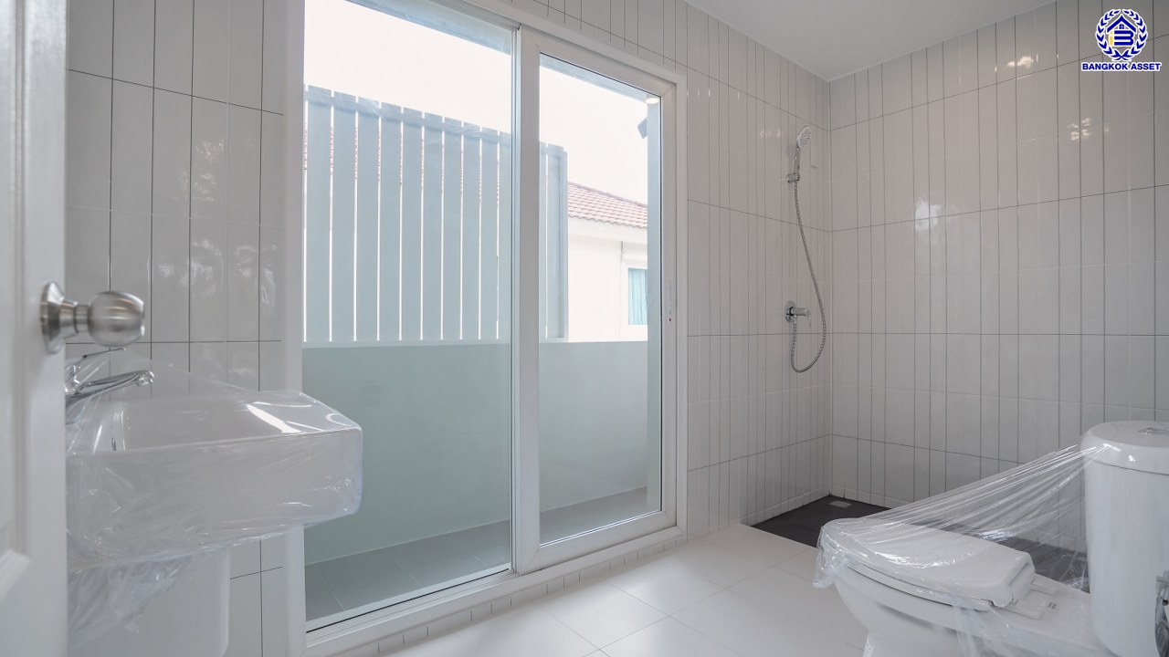 บ้านมือสองตกแต่งใหม่ โครงการ คาซ่าวิลล์ สุขาภิบาล5 เนื้อที่ 52.50 ตร.ว. พื้นที่ใช้สอย 181.47 ตร.ม.  ฟังก์ชัน 3 ห้องนอน 3 ห้องน้ำ 2 ที่จอดรถ บนทำเลเดินทางสะดวก เชื่อมต่อถนนเพิ่มสิน ถนนสุขาภิบาล5 ถนนหทัยราษร์ และจุดขึ้นทางด่วน "รามอินทรา-อาจาณรงค์"