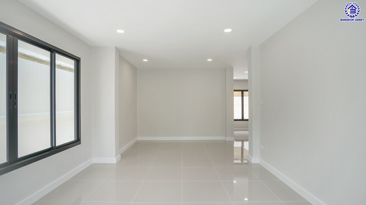 บ้านมือสองตกแต่งใหม่ โครงการ เพอร์เฟคเพลส รามคำแหง จากแบรนด์ พร็อพเพอร์ตี้ เพอร์เฟค บนเนื้อที่ 54 ตร.ว. พื้นที่ใช้สอยกว้างถึง 254.65 ตร.ม. ฟังก์ชันการใช้งาน 4 ห้องนอน 2 ห้องน้ำ จอดรถได้ 2 คัน บนที่สุดแห่งทำเลโซนเมือง เชื่อมต่อถนนรามคำแหง, ถนนสุวินทวงศ์, ถนนศรีนครินทร์-ร่มเกล้า ใกล้สนามบินสุวรรณภูมิ, จุดขึ้นทางด่วนกาญจนาภิเษก วงแหวน (ฝั่งตะวันออก) และทางด่วนกรุงเทพ – ชลบุรี สายใหม่ (มอเตอร์เวย์)