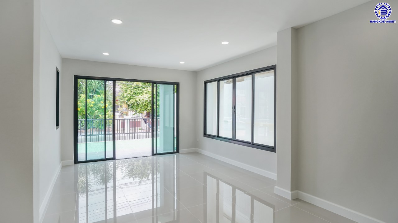 บ้านมือสองตกแต่งใหม่ โครงการ เพอร์เฟคเพลส รามคำแหง จากแบรนด์ พร็อพเพอร์ตี้ เพอร์เฟค บนเนื้อที่ 54 ตร.ว. พื้นที่ใช้สอยกว้างถึง 254.65 ตร.ม. ฟังก์ชันการใช้งาน 4 ห้องนอน 2 ห้องน้ำ จอดรถได้ 2 คัน บนที่สุดแห่งทำเลโซนเมือง เชื่อมต่อถนนรามคำแหง, ถนนสุวินทวงศ์, ถนนศรีนครินทร์-ร่มเกล้า ใกล้สนามบินสุวรรณภูมิ, จุดขึ้นทางด่วนกาญจนาภิเษก วงแหวน (ฝั่งตะวันออก) และทางด่วนกรุงเทพ – ชลบุรี สายใหม่ (มอเตอร์เวย์)