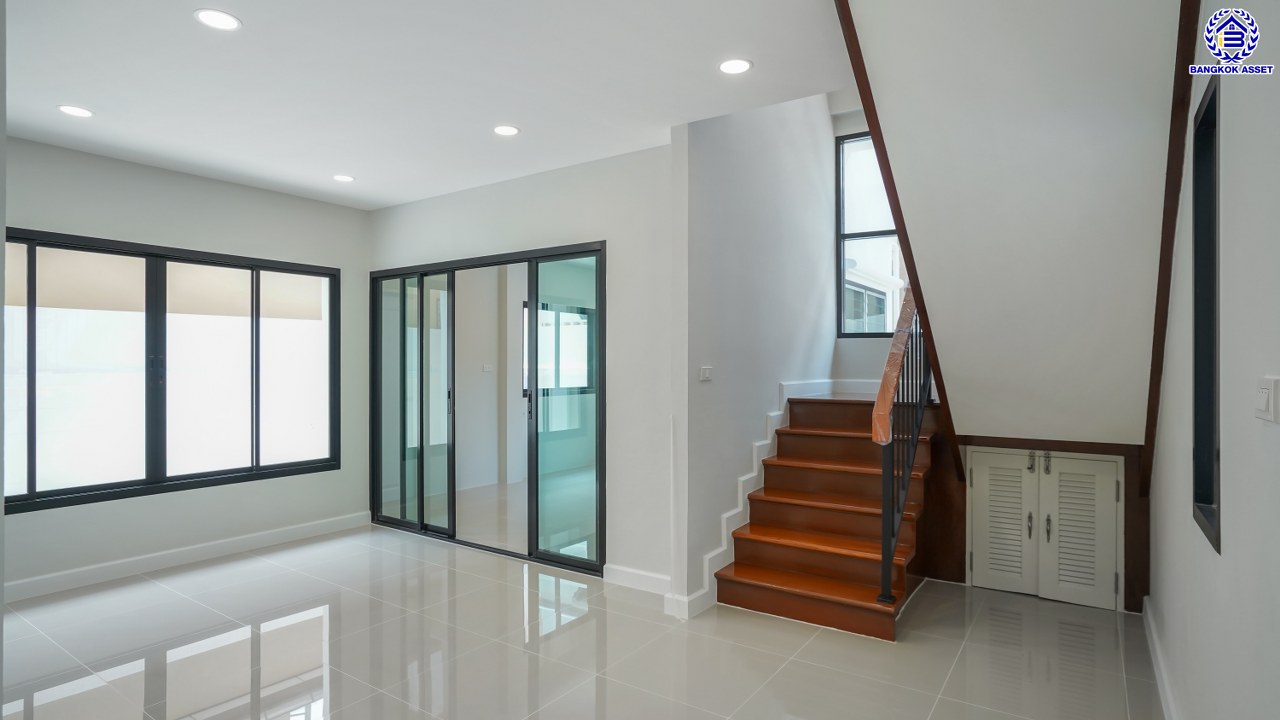 บ้านมือสองตกแต่งใหม่ โครงการ เพอร์เฟคเพลส รามคำแหง จากแบรนด์ พร็อพเพอร์ตี้ เพอร์เฟค บนเนื้อที่ 54 ตร.ว. พื้นที่ใช้สอยกว้างถึง 254.65 ตร.ม. ฟังก์ชันการใช้งาน 4 ห้องนอน 2 ห้องน้ำ จอดรถได้ 2 คัน บนที่สุดแห่งทำเลโซนเมือง เชื่อมต่อถนนรามคำแหง, ถนนสุวินทวงศ์, ถนนศรีนครินทร์-ร่มเกล้า ใกล้สนามบินสุวรรณภูมิ, จุดขึ้นทางด่วนกาญจนาภิเษก วงแหวน (ฝั่งตะวันออก) และทางด่วนกรุงเทพ – ชลบุรี สายใหม่ (มอเตอร์เวย์)