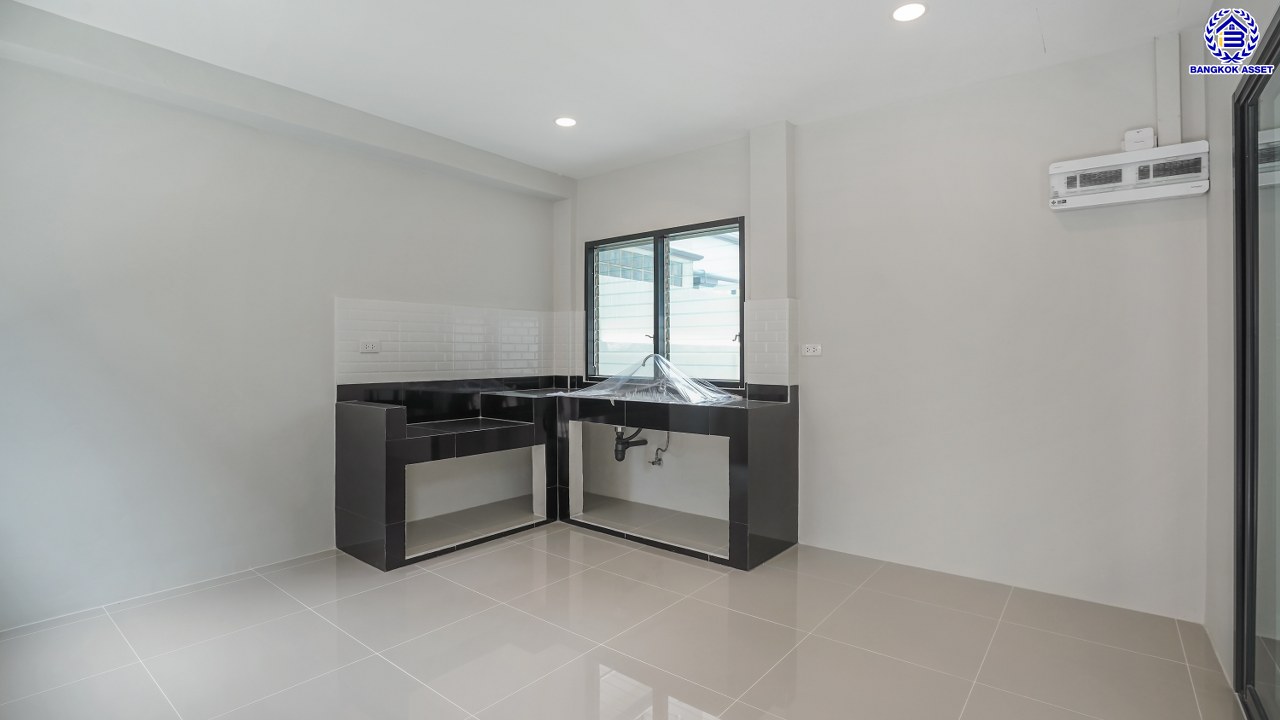 บ้านมือสองตกแต่งใหม่ โครงการ เพอร์เฟคเพลส รามคำแหง จากแบรนด์ พร็อพเพอร์ตี้ เพอร์เฟค บนเนื้อที่ 54 ตร.ว. พื้นที่ใช้สอยกว้างถึง 254.65 ตร.ม. ฟังก์ชันการใช้งาน 4 ห้องนอน 2 ห้องน้ำ จอดรถได้ 2 คัน บนที่สุดแห่งทำเลโซนเมือง เชื่อมต่อถนนรามคำแหง, ถนนสุวินทวงศ์, ถนนศรีนครินทร์-ร่มเกล้า ใกล้สนามบินสุวรรณภูมิ, จุดขึ้นทางด่วนกาญจนาภิเษก วงแหวน (ฝั่งตะวันออก) และทางด่วนกรุงเทพ – ชลบุรี สายใหม่ (มอเตอร์เวย์)