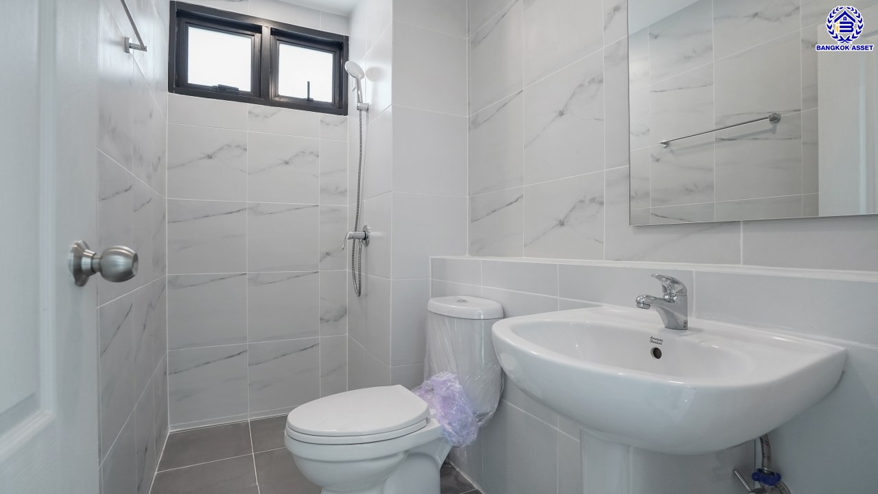 บ้านมือสองตกแต่งใหม่ โครงการ เพอร์เฟคเพลส รามคำแหง จากแบรนด์ พร็อพเพอร์ตี้ เพอร์เฟค บนเนื้อที่ 54 ตร.ว. พื้นที่ใช้สอยกว้างถึง 254.65 ตร.ม. ฟังก์ชันการใช้งาน 4 ห้องนอน 2 ห้องน้ำ จอดรถได้ 2 คัน บนที่สุดแห่งทำเลโซนเมือง เชื่อมต่อถนนรามคำแหง, ถนนสุวินทวงศ์, ถนนศรีนครินทร์-ร่มเกล้า ใกล้สนามบินสุวรรณภูมิ, จุดขึ้นทางด่วนกาญจนาภิเษก วงแหวน (ฝั่งตะวันออก) และทางด่วนกรุงเทพ – ชลบุรี สายใหม่ (มอเตอร์เวย์)