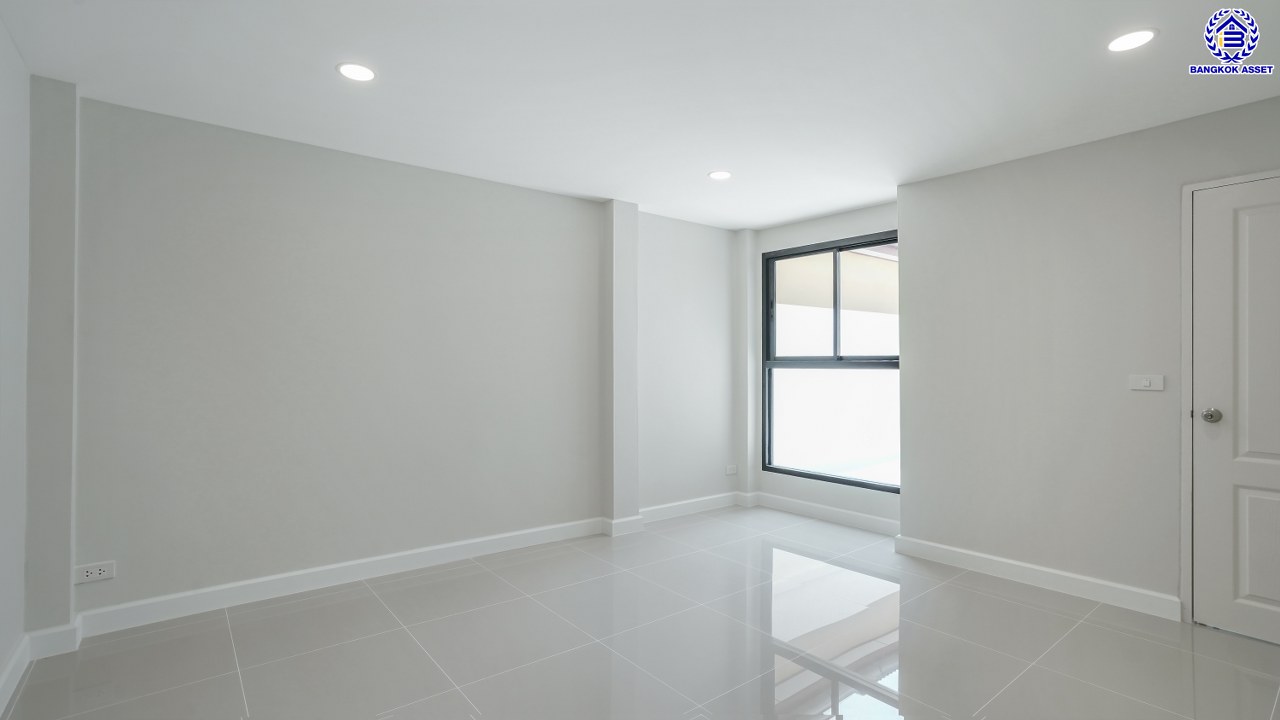 บ้านมือสองตกแต่งใหม่ โครงการ เพอร์เฟคเพลส รามคำแหง จากแบรนด์ พร็อพเพอร์ตี้ เพอร์เฟค บนเนื้อที่ 54 ตร.ว. พื้นที่ใช้สอยกว้างถึง 254.65 ตร.ม. ฟังก์ชันการใช้งาน 4 ห้องนอน 2 ห้องน้ำ จอดรถได้ 2 คัน บนที่สุดแห่งทำเลโซนเมือง เชื่อมต่อถนนรามคำแหง, ถนนสุวินทวงศ์, ถนนศรีนครินทร์-ร่มเกล้า ใกล้สนามบินสุวรรณภูมิ, จุดขึ้นทางด่วนกาญจนาภิเษก วงแหวน (ฝั่งตะวันออก) และทางด่วนกรุงเทพ – ชลบุรี สายใหม่ (มอเตอร์เวย์)