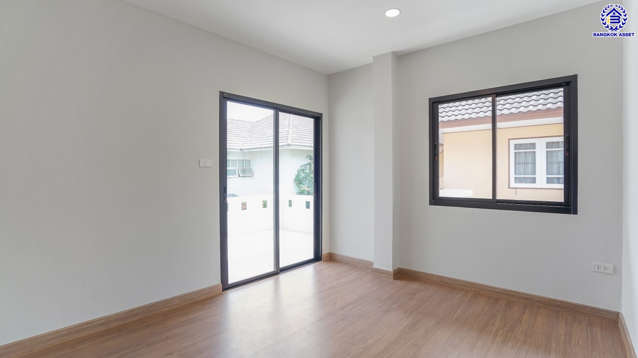 บ้านมือสองตกแต่งใหม่ โครงการ เพอร์เฟคเพลส รามคำแหง จากแบรนด์ พร็อพเพอร์ตี้ เพอร์เฟค บนเนื้อที่ 54 ตร.ว. พื้นที่ใช้สอยกว้างถึง 254.65 ตร.ม. ฟังก์ชันการใช้งาน 4 ห้องนอน 2 ห้องน้ำ จอดรถได้ 2 คัน บนที่สุดแห่งทำเลโซนเมือง เชื่อมต่อถนนรามคำแหง, ถนนสุวินทวงศ์, ถนนศรีนครินทร์-ร่มเกล้า ใกล้สนามบินสุวรรณภูมิ, จุดขึ้นทางด่วนกาญจนาภิเษก วงแหวน (ฝั่งตะวันออก) และทางด่วนกรุงเทพ – ชลบุรี สายใหม่ (มอเตอร์เวย์)