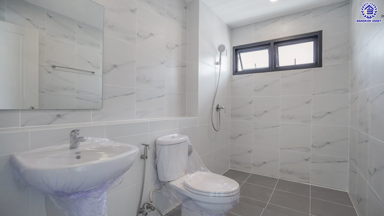 บ้านมือสองตกแต่งใหม่ โครงการ เพอร์เฟคเพลส รามคำแหง จากแบรนด์ พร็อพเพอร์ตี้ เพอร์เฟค บนเนื้อที่ 54 ตร.ว. พื้นที่ใช้สอยกว้างถึง 254.65 ตร.ม. ฟังก์ชันการใช้งาน 4 ห้องนอน 2 ห้องน้ำ จอดรถได้ 2 คัน บนที่สุดแห่งทำเลโซนเมือง เชื่อมต่อถนนรามคำแหง, ถนนสุวินทวงศ์, ถนนศรีนครินทร์-ร่มเกล้า ใกล้สนามบินสุวรรณภูมิ, จุดขึ้นทางด่วนกาญจนาภิเษก วงแหวน (ฝั่งตะวันออก) และทางด่วนกรุงเทพ – ชลบุรี สายใหม่ (มอเตอร์เวย์)