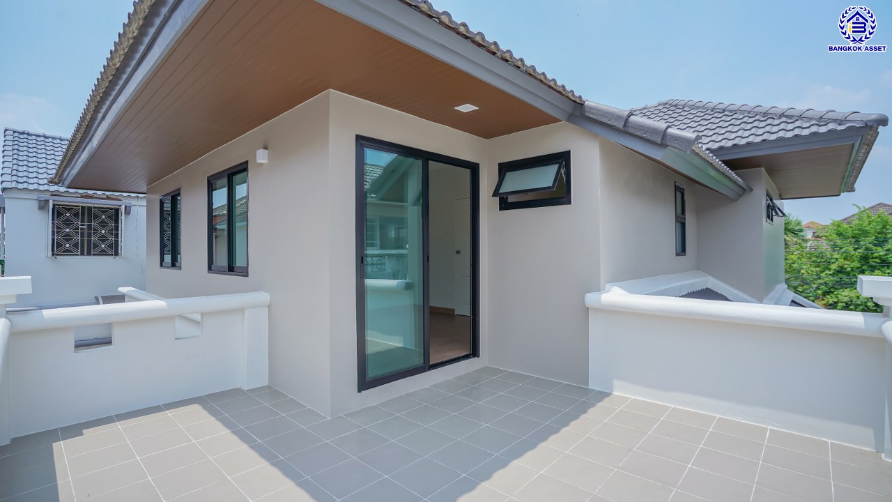 บ้านมือสองตกแต่งใหม่ โครงการ เพอร์เฟคเพลส รามคำแหง จากแบรนด์ พร็อพเพอร์ตี้ เพอร์เฟค บนเนื้อที่ 54 ตร.ว. พื้นที่ใช้สอยกว้างถึง 254.65 ตร.ม. ฟังก์ชันการใช้งาน 4 ห้องนอน 2 ห้องน้ำ จอดรถได้ 2 คัน บนที่สุดแห่งทำเลโซนเมือง เชื่อมต่อถนนรามคำแหง, ถนนสุวินทวงศ์, ถนนศรีนครินทร์-ร่มเกล้า ใกล้สนามบินสุวรรณภูมิ, จุดขึ้นทางด่วนกาญจนาภิเษก วงแหวน (ฝั่งตะวันออก) และทางด่วนกรุงเทพ – ชลบุรี สายใหม่ (มอเตอร์เวย์)