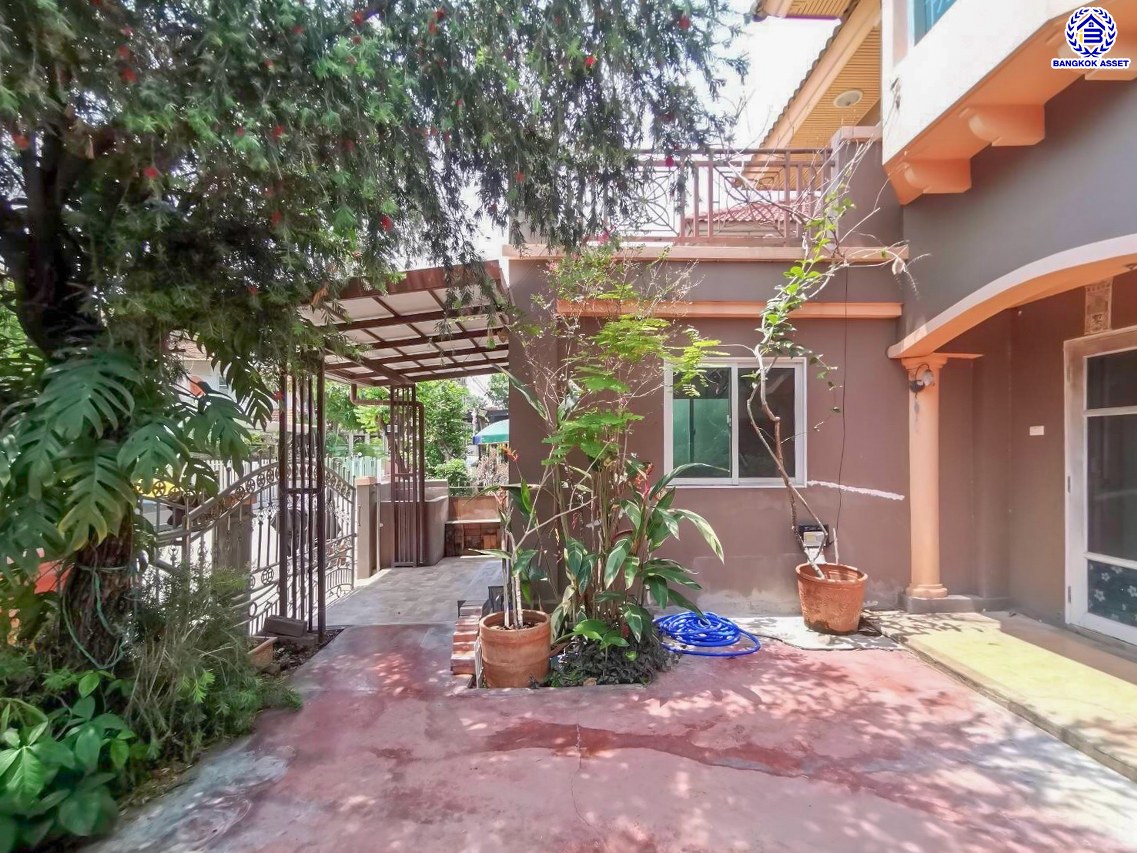 บ้านแฝดมือสองนนทบุรี โครงการ ชวนชื่น ปิ่นเกล้า-วงแหวน เนื้อที่กว้าง 38.50 ตร.ว. พื้นที่ใช้สอย 111 ตร.ม. ฟังก์ชัน 4 ห้องนอน 2 ห้องน้ำ 1 ที่จอดรถ บ้านสภาพดี บนทำเลแห่งการเดินทาง เชื่อมต่อถนนกาญจนาภิเษก, ถนนนครอินทร์, ถนนรัตนาธิเบศร์ ใกล้รถไฟฟ้าสายสีม่วง "สถานีตลาดบางใหญ่" จองเลย!