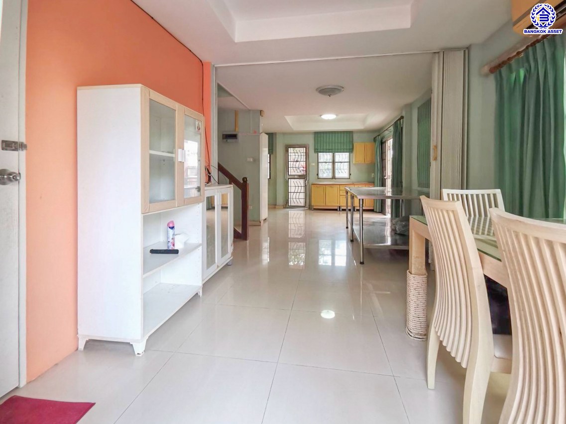 บ้านแฝดมือสองนนทบุรี โครงการ ชวนชื่น ปิ่นเกล้า-วงแหวน เนื้อที่กว้าง 38.50 ตร.ว. พื้นที่ใช้สอย 111 ตร.ม. ฟังก์ชัน 4 ห้องนอน 2 ห้องน้ำ 1 ที่จอดรถ บ้านสภาพดี บนทำเลแห่งการเดินทาง เชื่อมต่อถนนกาญจนาภิเษก, ถนนนครอินทร์, ถนนรัตนาธิเบศร์ ใกล้รถไฟฟ้าสายสีม่วง "สถานีตลาดบางใหญ่" จองเลย!