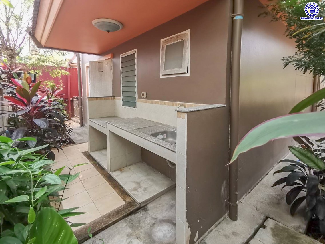 บ้านแฝดมือสองนนทบุรี โครงการ ชวนชื่น ปิ่นเกล้า-วงแหวน เนื้อที่กว้าง 38.50 ตร.ว. พื้นที่ใช้สอย 111 ตร.ม. ฟังก์ชัน 4 ห้องนอน 2 ห้องน้ำ 1 ที่จอดรถ บ้านสภาพดี บนทำเลแห่งการเดินทาง เชื่อมต่อถนนกาญจนาภิเษก, ถนนนครอินทร์, ถนนรัตนาธิเบศร์ ใกล้รถไฟฟ้าสายสีม่วง "สถานีตลาดบางใหญ่" จองเลย!