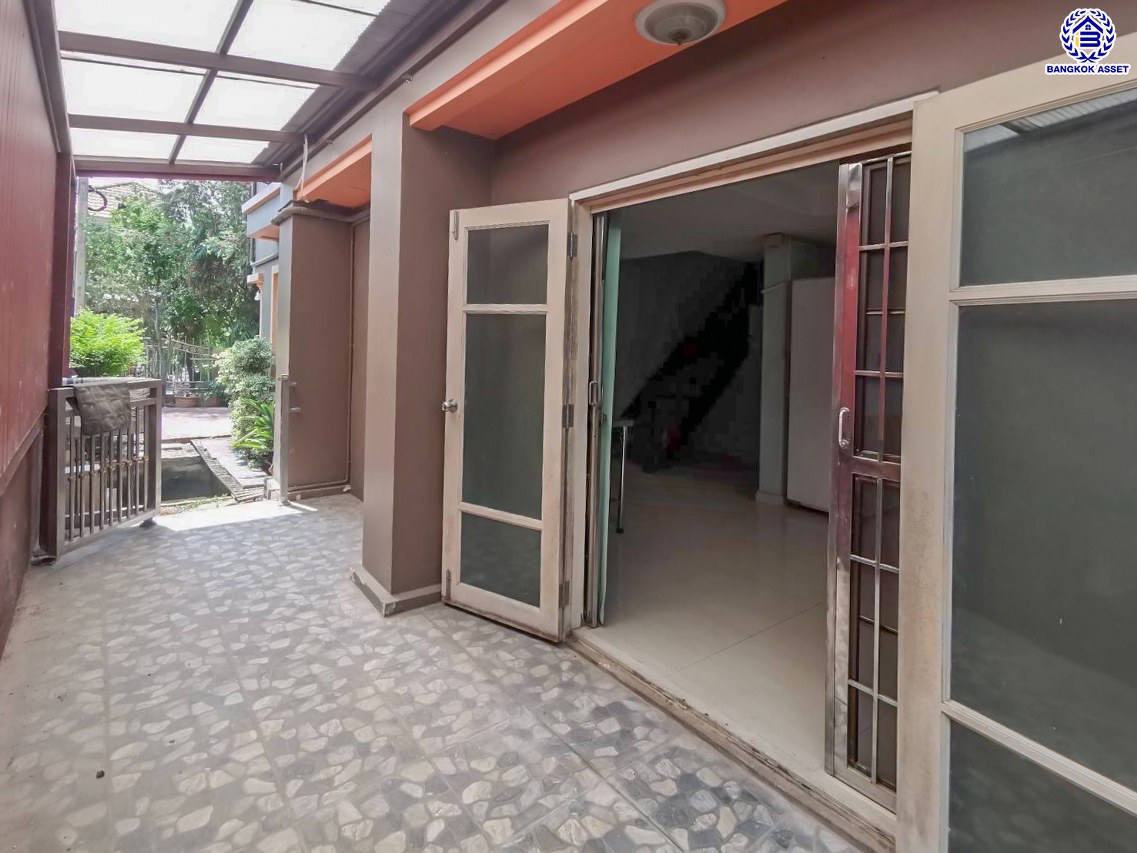 บ้านแฝดมือสองนนทบุรี โครงการ ชวนชื่น ปิ่นเกล้า-วงแหวน เนื้อที่กว้าง 38.50 ตร.ว. พื้นที่ใช้สอย 111 ตร.ม. ฟังก์ชัน 4 ห้องนอน 2 ห้องน้ำ 1 ที่จอดรถ บ้านสภาพดี บนทำเลแห่งการเดินทาง เชื่อมต่อถนนกาญจนาภิเษก, ถนนนครอินทร์, ถนนรัตนาธิเบศร์ ใกล้รถไฟฟ้าสายสีม่วง "สถานีตลาดบางใหญ่" จองเลย!