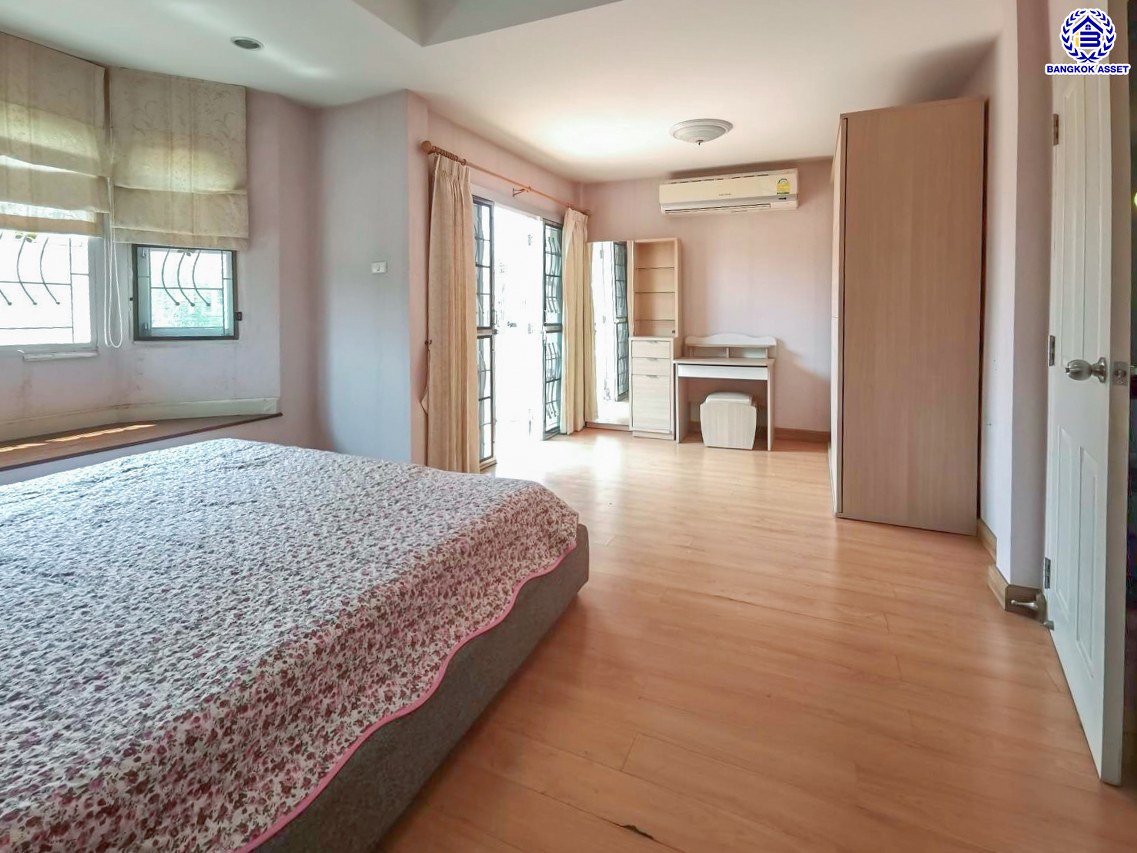 บ้านแฝดมือสองนนทบุรี โครงการ ชวนชื่น ปิ่นเกล้า-วงแหวน เนื้อที่กว้าง 38.50 ตร.ว. พื้นที่ใช้สอย 111 ตร.ม. ฟังก์ชัน 4 ห้องนอน 2 ห้องน้ำ 1 ที่จอดรถ บ้านสภาพดี บนทำเลแห่งการเดินทาง เชื่อมต่อถนนกาญจนาภิเษก, ถนนนครอินทร์, ถนนรัตนาธิเบศร์ ใกล้รถไฟฟ้าสายสีม่วง "สถานีตลาดบางใหญ่" จองเลย!