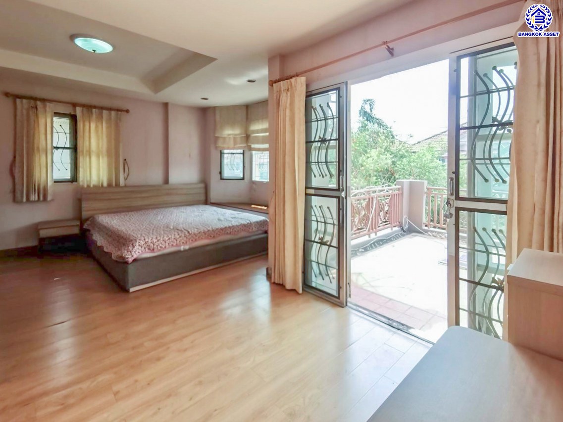 บ้านแฝดมือสองนนทบุรี โครงการ ชวนชื่น ปิ่นเกล้า-วงแหวน เนื้อที่กว้าง 38.50 ตร.ว. พื้นที่ใช้สอย 111 ตร.ม. ฟังก์ชัน 4 ห้องนอน 2 ห้องน้ำ 1 ที่จอดรถ บ้านสภาพดี บนทำเลแห่งการเดินทาง เชื่อมต่อถนนกาญจนาภิเษก, ถนนนครอินทร์, ถนนรัตนาธิเบศร์ ใกล้รถไฟฟ้าสายสีม่วง "สถานีตลาดบางใหญ่" จองเลย!