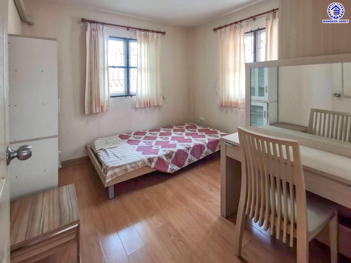 บ้านแฝดมือสองนนทบุรี โครงการ ชวนชื่น ปิ่นเกล้า-วงแหวน เนื้อที่กว้าง 38.50 ตร.ว. พื้นที่ใช้สอย 111 ตร.ม. ฟังก์ชัน 4 ห้องนอน 2 ห้องน้ำ 1 ที่จอดรถ บ้านสภาพดี บนทำเลแห่งการเดินทาง เชื่อมต่อถนนกาญจนาภิเษก, ถนนนครอินทร์, ถนนรัตนาธิเบศร์ ใกล้รถไฟฟ้าสายสีม่วง "สถานีตลาดบางใหญ่" จองเลย!