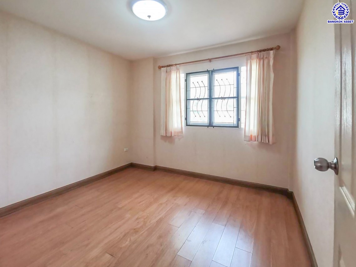 บ้านแฝดมือสองนนทบุรี โครงการ ชวนชื่น ปิ่นเกล้า-วงแหวน เนื้อที่กว้าง 38.50 ตร.ว. พื้นที่ใช้สอย 111 ตร.ม. ฟังก์ชัน 4 ห้องนอน 2 ห้องน้ำ 1 ที่จอดรถ บ้านสภาพดี บนทำเลแห่งการเดินทาง เชื่อมต่อถนนกาญจนาภิเษก, ถนนนครอินทร์, ถนนรัตนาธิเบศร์ ใกล้รถไฟฟ้าสายสีม่วง "สถานีตลาดบางใหญ่" จองเลย!