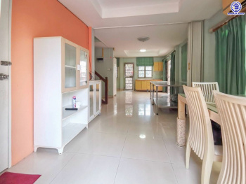 บ้านแฝดมือสองนนทบุรี โครงการ ชวนชื่น ปิ่นเกล้า-วงแหวน เนื้อที่กว้าง 38.50 ตร.ว. พื้นที่ใช้สอย 111 ตร.ม. ฟังก์ชัน 4 ห้องนอน 2 ห้องน้ำ 1 ที่จอดรถ บ้านสภาพดี บนทำเลแห่งการเดินทาง เชื่อมต่อถนนกาญจนาภิเษก, ถนนนครอินทร์, ถนนรัตนาธิเบศร์ ใกล้รถไฟฟ้าสายสีม่วง "สถานีตลาดบางใหญ่" จองเลย!