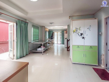 บ้านแฝดมือสองนนทบุรี โครงการ ชวนชื่น ปิ่นเกล้า-วงแหวน เนื้อที่กว้าง 38.50 ตร.ว. พื้นที่ใช้สอย 111 ตร.ม. ฟังก์ชัน 4 ห้องนอน 2 ห้องน้ำ 1 ที่จอดรถ บ้านสภาพดี บนทำเลแห่งการเดินทาง เชื่อมต่อถนนกาญจนาภิเษก, ถนนนครอินทร์, ถนนรัตนาธิเบศร์ ใกล้รถไฟฟ้าสายสีม่วง "สถานีตลาดบางใหญ่" จองเลย!