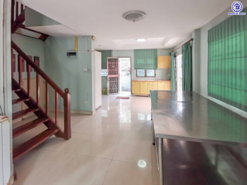 บ้านแฝดมือสองนนทบุรี โครงการ ชวนชื่น ปิ่นเกล้า-วงแหวน เนื้อที่กว้าง 38.50 ตร.ว. พื้นที่ใช้สอย 111 ตร.ม. ฟังก์ชัน 4 ห้องนอน 2 ห้องน้ำ 1 ที่จอดรถ บ้านสภาพดี บนทำเลแห่งการเดินทาง เชื่อมต่อถนนกาญจนาภิเษก, ถนนนครอินทร์, ถนนรัตนาธิเบศร์ ใกล้รถไฟฟ้าสายสีม่วง "สถานีตลาดบางใหญ่" จองเลย!