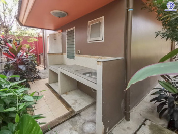 บ้านแฝดมือสองนนทบุรี โครงการ ชวนชื่น ปิ่นเกล้า-วงแหวน เนื้อที่กว้าง 38.50 ตร.ว. พื้นที่ใช้สอย 111 ตร.ม. ฟังก์ชัน 4 ห้องนอน 2 ห้องน้ำ 1 ที่จอดรถ บ้านสภาพดี บนทำเลแห่งการเดินทาง เชื่อมต่อถนนกาญจนาภิเษก, ถนนนครอินทร์, ถนนรัตนาธิเบศร์ ใกล้รถไฟฟ้าสายสีม่วง "สถานีตลาดบางใหญ่" จองเลย!