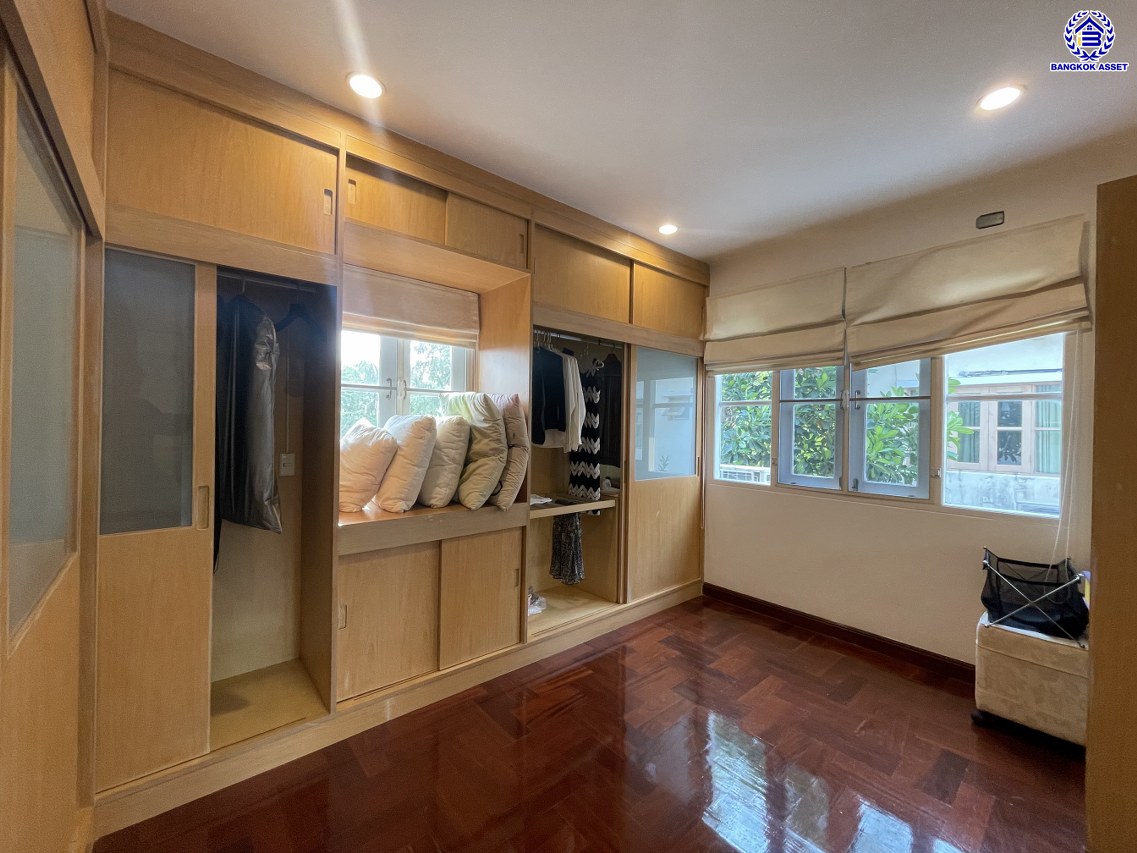 *****บ้านเดี่ยวมือสอง โครงการ วรารมย์ เพชรเกษม81 หลังมุม แบรนด์ Q.House บนเนื้อที่กว้างถึง 63.40 ตร.ว. พื้นที่ใช้สอย 160 ตร.ม. ฟังก์ชัน 3 ห้องนอน 3 ห้องน้ำ จอดรถได้ 2 คัน บนทำเลใกล้ The Mall บางแค และเชื่อมต่อ ถนนกาญจนาฯ ถนนบางบอน และถนนพุทธมณฑลสาย4