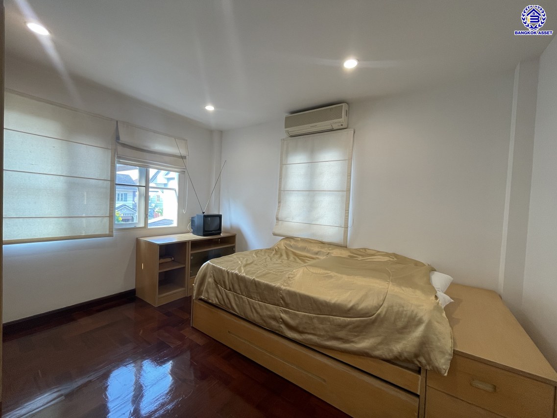 *****บ้านเดี่ยวมือสอง โครงการ วรารมย์ เพชรเกษม81 หลังมุม แบรนด์ Q.House บนเนื้อที่กว้างถึง 63.40 ตร.ว. พื้นที่ใช้สอย 160 ตร.ม. ฟังก์ชัน 3 ห้องนอน 3 ห้องน้ำ จอดรถได้ 2 คัน บนทำเลใกล้ The Mall บางแค และเชื่อมต่อ ถนนกาญจนาฯ ถนนบางบอน และถนนพุทธมณฑลสาย4