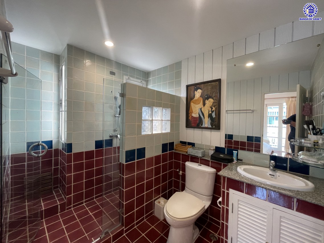 *****บ้านเดี่ยวมือสอง โครงการ วรารมย์ เพชรเกษม81 หลังมุม แบรนด์ Q.House บนเนื้อที่กว้างถึง 63.40 ตร.ว. พื้นที่ใช้สอย 160 ตร.ม. ฟังก์ชัน 3 ห้องนอน 3 ห้องน้ำ จอดรถได้ 2 คัน บนทำเลใกล้ The Mall บางแค และเชื่อมต่อ ถนนกาญจนาฯ ถนนบางบอน และถนนพุทธมณฑลสาย4