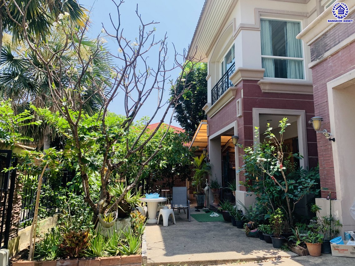 *****บ้านเดี่ยวมือสอง โครงการ ลัดดารมย์ อิลิแกนซ์ วงแหวน-สาทร หลังริม เนื้อที่ 100.60 ตร.ว. พื้นที่ใช้สอย 329 ตร.ม. ฟังก์ชัน 4 ห้องนอน 4 ห้องน้ำ 2 ที่จอดรถ แถมฟรี เครื่องปรับอากาศ เครื่องทำน้ำอุ่น บ้านพร้อมอยู่ โครงการบนทำเลเดินทางสะดวก เชื่อมต่อถนนกาญจนาภิเษก ถนนเพชรเกษม ใกล้รถไฟฟ้าสายสีน้ำเงิน "สถานีหลักสอง" และ ใกล้เดอะมอลล์ไลฟ์สโตร์ บางแค