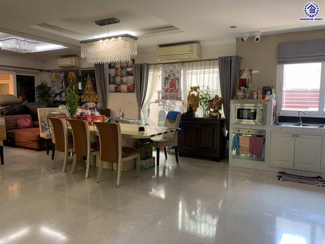 *****บ้านเดี่ยวมือสอง โครงการ ลัดดารมย์ อิลิแกนซ์ วงแหวน-สาทร หลังริม เนื้อที่ 100.60 ตร.ว. พื้นที่ใช้สอย 329 ตร.ม. ฟังก์ชัน 4 ห้องนอน 4 ห้องน้ำ 2 ที่จอดรถ แถมฟรี เครื่องปรับอากาศ เครื่องทำน้ำอุ่น บ้านพร้อมอยู่ โครงการบนทำเลเดินทางสะดวก เชื่อมต่อถนนกาญจนาภิเษก ถนนเพชรเกษม ใกล้รถไฟฟ้าสายสีน้ำเงิน "สถานีหลักสอง" และ ใกล้เดอะมอลล์ไลฟ์สโตร์ บางแค