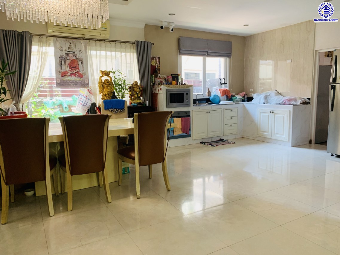 *****บ้านเดี่ยวมือสอง โครงการ ลัดดารมย์ อิลิแกนซ์ วงแหวน-สาทร หลังริม เนื้อที่ 100.60 ตร.ว. พื้นที่ใช้สอย 329 ตร.ม. ฟังก์ชัน 4 ห้องนอน 4 ห้องน้ำ 2 ที่จอดรถ แถมฟรี เครื่องปรับอากาศ เครื่องทำน้ำอุ่น บ้านพร้อมอยู่ โครงการบนทำเลเดินทางสะดวก เชื่อมต่อถนนกาญจนาภิเษก ถนนเพชรเกษม ใกล้รถไฟฟ้าสายสีน้ำเงิน "สถานีหลักสอง" และ ใกล้เดอะมอลล์ไลฟ์สโตร์ บางแค