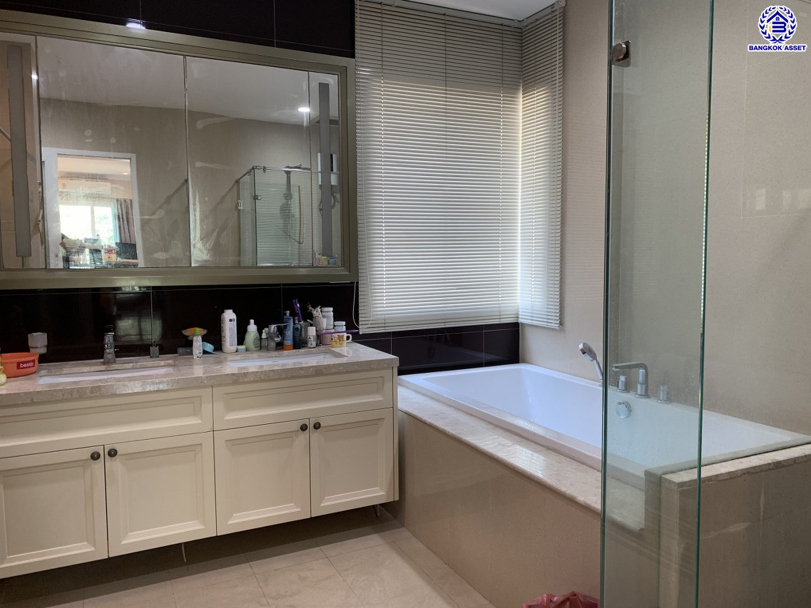 *****บ้านเดี่ยวมือสอง โครงการ ลัดดารมย์ อิลิแกนซ์ วงแหวน-สาทร หลังริม เนื้อที่ 100.60 ตร.ว. พื้นที่ใช้สอย 329 ตร.ม. ฟังก์ชัน 4 ห้องนอน 4 ห้องน้ำ 2 ที่จอดรถ แถมฟรี เครื่องปรับอากาศ เครื่องทำน้ำอุ่น บ้านพร้อมอยู่ โครงการบนทำเลเดินทางสะดวก เชื่อมต่อถนนกาญจนาภิเษก ถนนเพชรเกษม ใกล้รถไฟฟ้าสายสีน้ำเงิน "สถานีหลักสอง" และ ใกล้เดอะมอลล์ไลฟ์สโตร์ บางแค