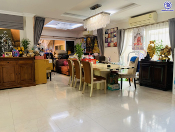 *****บ้านเดี่ยวมือสอง โครงการ ลัดดารมย์ อิลิแกนซ์ วงแหวน-สาทร หลังริม เนื้อที่ 100.60 ตร.ว. พื้นที่ใช้สอย 329 ตร.ม. ฟังก์ชัน 4 ห้องนอน 4 ห้องน้ำ 2 ที่จอดรถ แถมฟรี เครื่องปรับอากาศ เครื่องทำน้ำอุ่น บ้านพร้อมอยู่ โครงการบนทำเลเดินทางสะดวก เชื่อมต่อถนนกาญจนาภิเษก ถนนเพชรเกษม ใกล้รถไฟฟ้าสายสีน้ำเงิน "สถานีหลักสอง" และ ใกล้เดอะมอลล์ไลฟ์สโตร์ บางแค