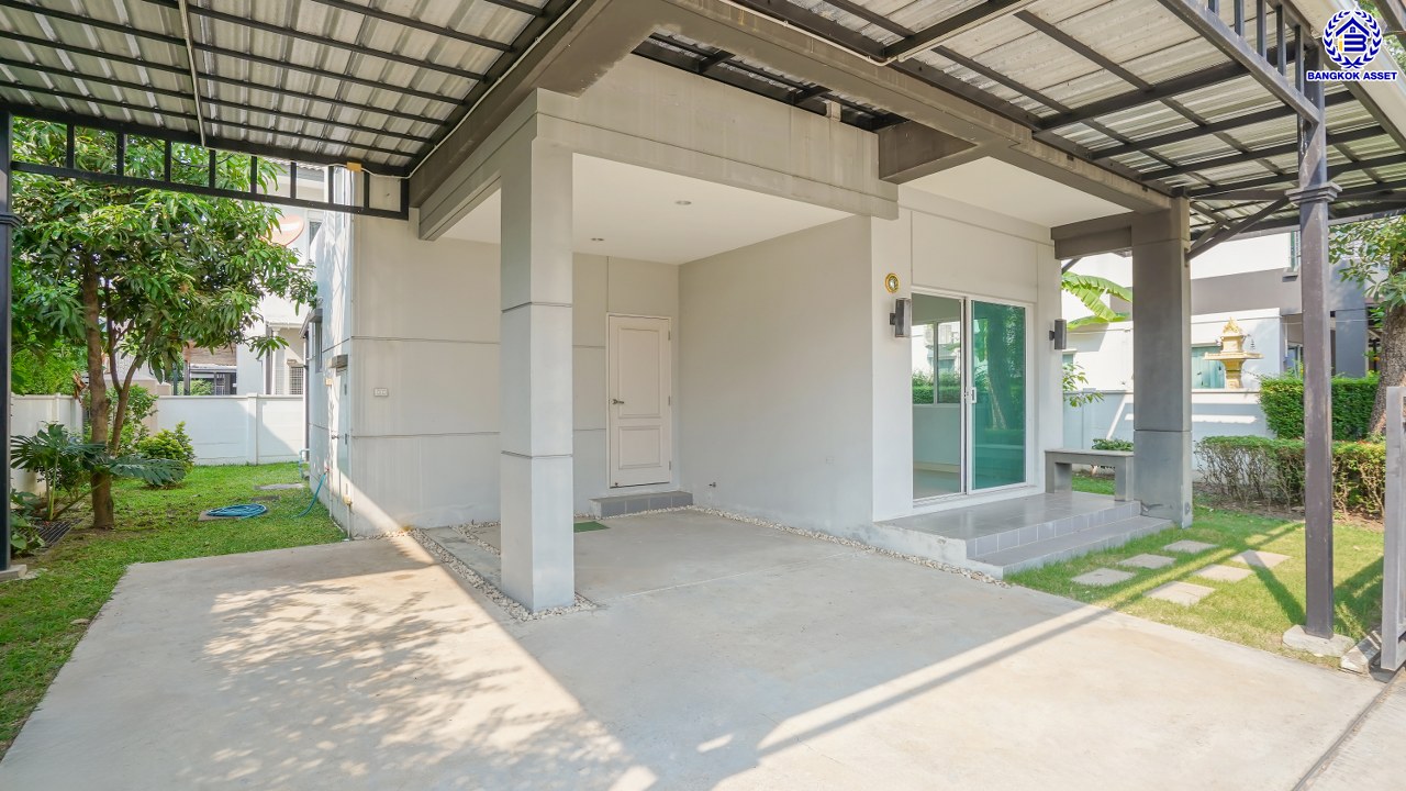 บ้านเดี่ยวมือสอง โครงการ เดอะเซนโทร วัชรพล จากแบรนด์ AP เนื้อที่ 54.20 ตร.ว. พื้นที่ใช้สอย 164 ตร.ม. ฟังก์ชัน 4 ห้องนอน 4 ห้องน้ำ จอดรถได้ 2 คัน Facilities ครบครัน บนทำเลเชื่อมต่อหลายเส้นทางทั้ง ถนนรามอินทรา ถนนสายไหม ถนนวัชรพล และ ถนนพหลโยธิน ใกล้สนามบินดอนเมือง ใกล้จุดขึ้นทางด่วน "จตุโชติ" และรถไฟฟ้าสายสีเขียว "สถานีคูคต"...