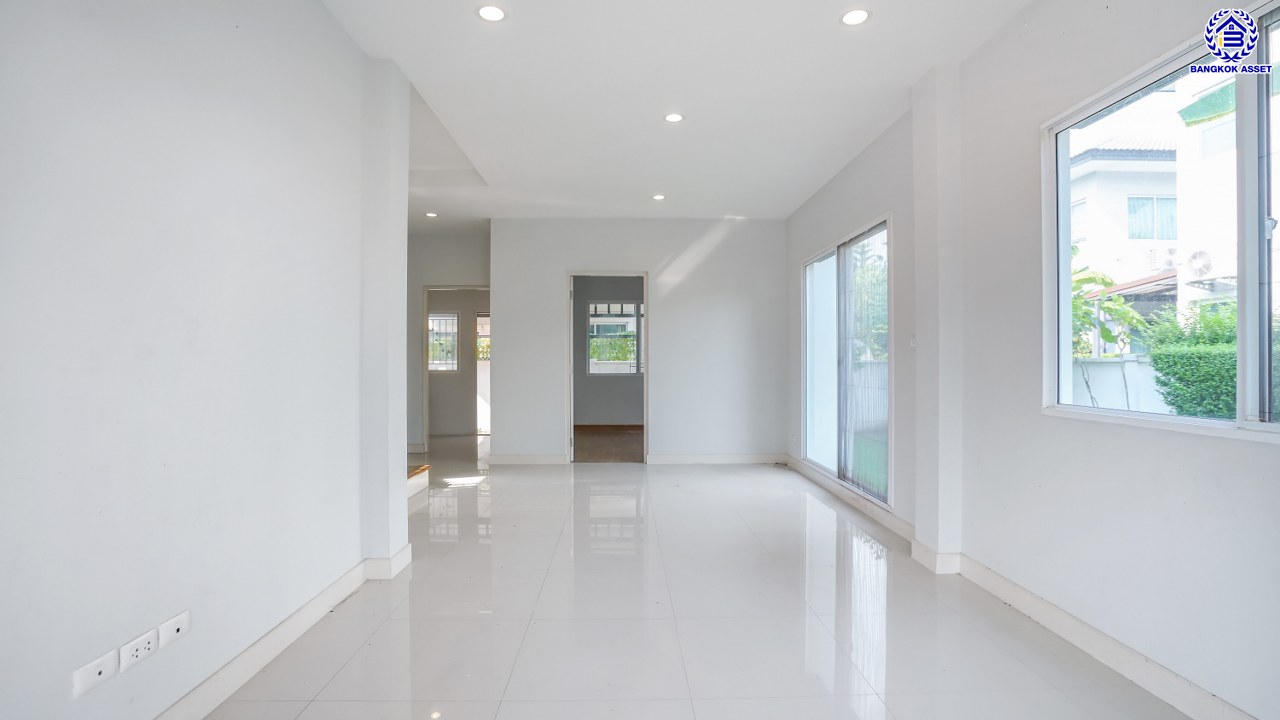 บ้านเดี่ยวมือสอง โครงการ เดอะเซนโทร วัชรพล จากแบรนด์ AP เนื้อที่ 54.20 ตร.ว. พื้นที่ใช้สอย 164 ตร.ม. ฟังก์ชัน 4 ห้องนอน 4 ห้องน้ำ จอดรถได้ 2 คัน Facilities ครบครัน บนทำเลเชื่อมต่อหลายเส้นทางทั้ง ถนนรามอินทรา ถนนสายไหม ถนนวัชรพล และ ถนนพหลโยธิน ใกล้สนามบินดอนเมือง ใกล้จุดขึ้นทางด่วน "จตุโชติ" และรถไฟฟ้าสายสีเขียว "สถานีคูคต"...